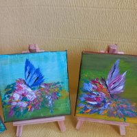 Малки рисувани картини с пеперуда и цветя със статив , снимка 1 - Декорация за дома - 44423656