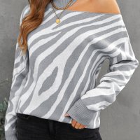 Дамски пуловер в сив цвят със зебра принт и голо рамо, снимка 3 - Блузи с дълъг ръкав и пуловери - 42781456