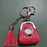 Модерен ключодържател кожена чанта с часовник и пискюл много красив - 17803, снимка 1 - Други - 31226544