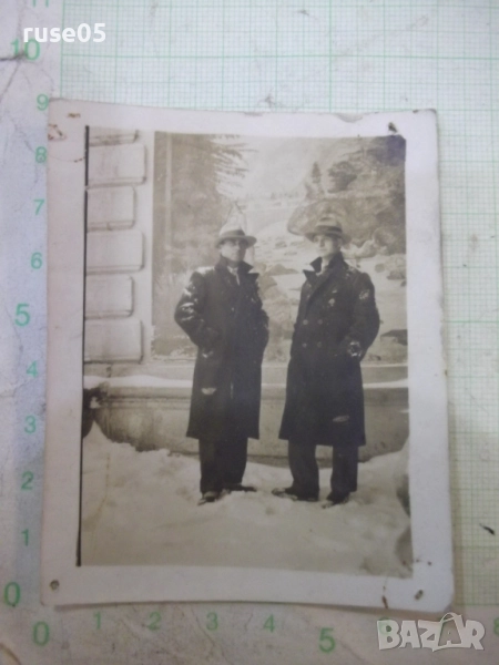 Снимка на двама мъже пред витрина на магазин в София стара, снимка 1