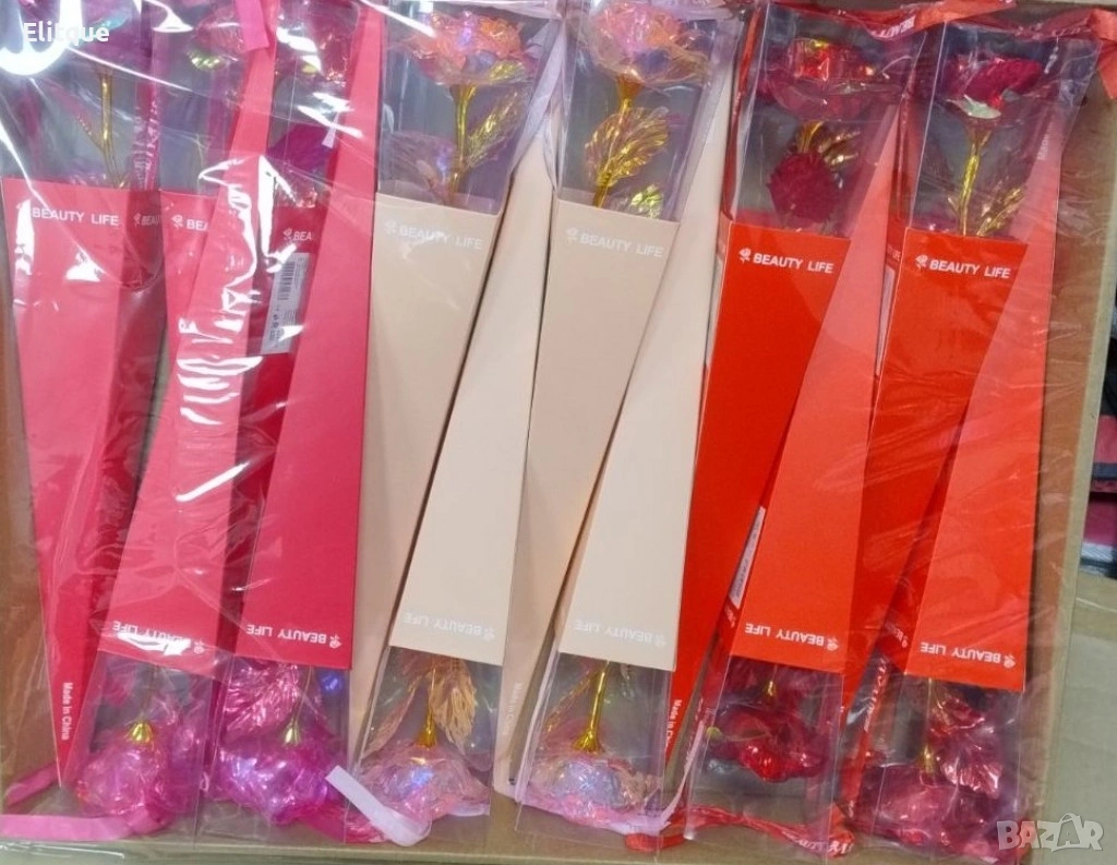 Декоративна роза със златно стъбло в подаръчна кутия, снимка 1