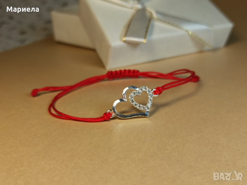 Гривна с червен конец и преплетени сребърни сърца, снимка 1