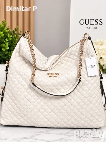 Дамска чанта GUESS, капитонирана, бяла, със златисти верижки