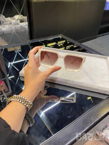 очила с черен обикновен калъф и ув защита miu miu louis vuitton, снимка 11 - Слънчеви и диоптрични очила - 51440784