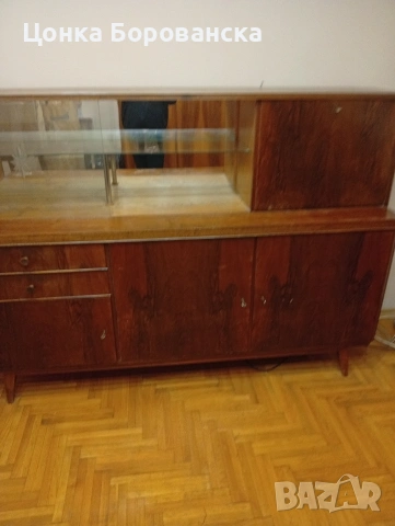 масивна етажерка.