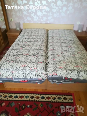 Единични легла съединени на спалня