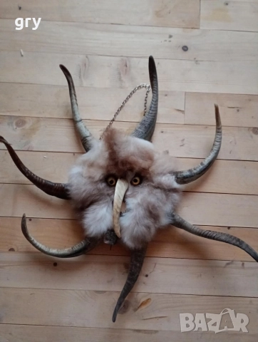 Кукерски маски за стена.