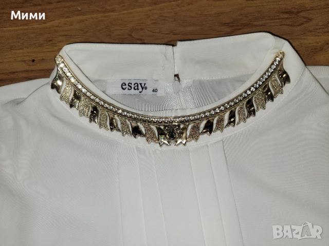 Бяла риза със златисто колие