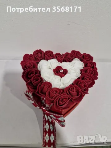 Кутия с форма на сърце и вечни рози