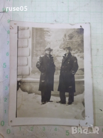 Снимка на двама мъже пред витрина на магазин в София стара