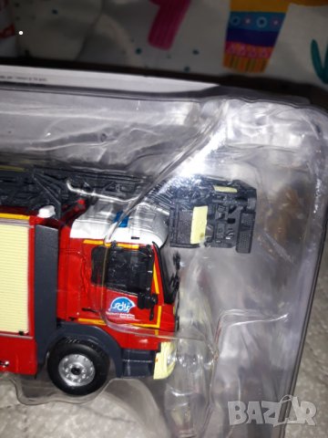 Mercedes Benz Пожарна  във  1.43  мащаб. , снимка 2 - Колекции - 34939487
