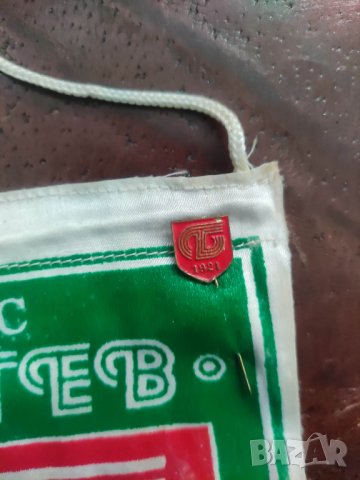 Продавам стари футболни флагчета и значки I V, снимка 2 - Колекции - 44381731