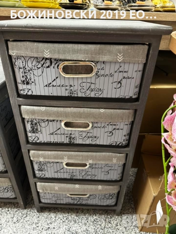 Дървени шкафчета в сиво с кошници от текстил, снимка 2 - Шкафове - 52349165