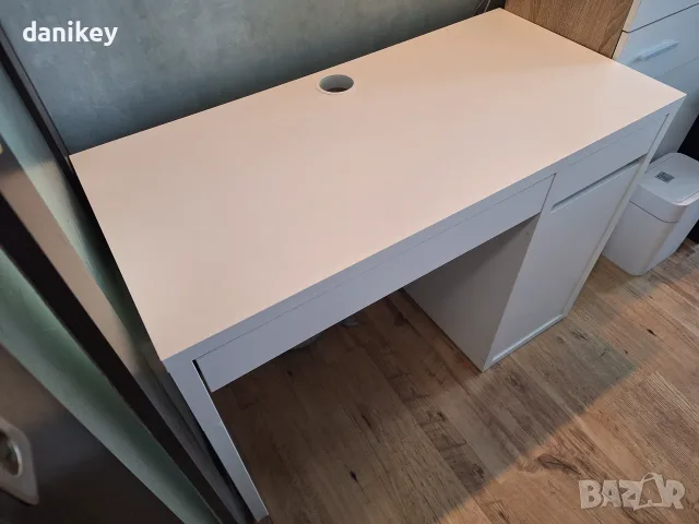 Бяло компютърно бюро IKEA MICKE (105х50 см) – Сглобено, за гр. Пловдив, снимка 4 - Бюра - 56222692