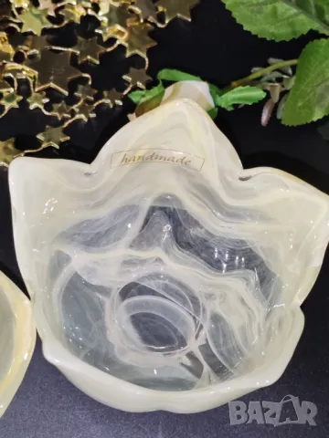 Много красива купичка/ бонбониера/Ръчна изработка и млечни преливащи цветове.