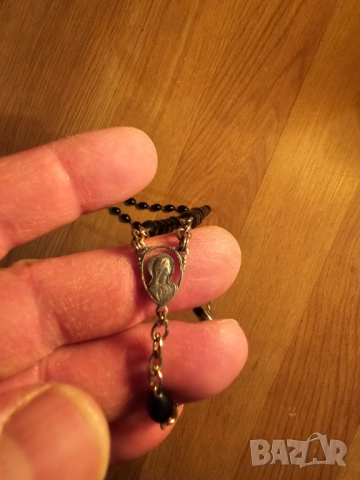     Стара молитвена броеница с дървен кръст разпятие и черни звена  богородица и Исус Христос и папа, снимка 5 - Антикварни и старинни предмети - 51840996