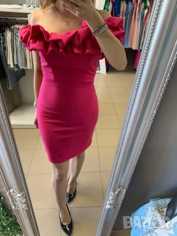 къси рокли с ефективно деколте и 3д цветя