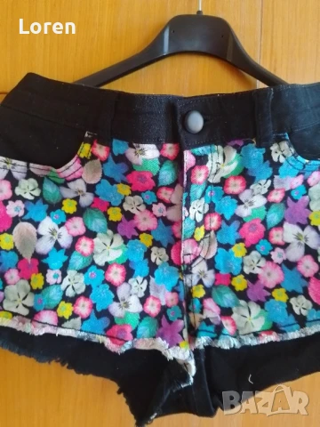 Като нови!Къси черни дънки на цветчета, снимка 3 - Дънки - 51348047