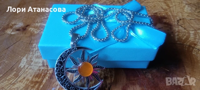 Модерно колие с висулка във формата на полумесец и слънце