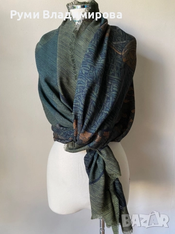 Тъмнозелен шал Revillon Paris с леопардов принт от 70 % вълна и 30 % коприна, снимка 11 - Шалове - 47756237