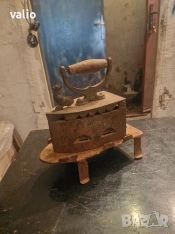 Стара ютия на жар с поставка