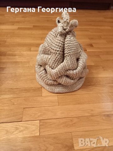 Дамска ръчно плетена шапка 