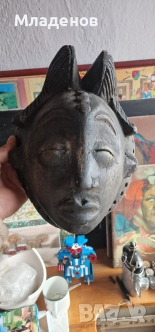 Африканска дървена маска .