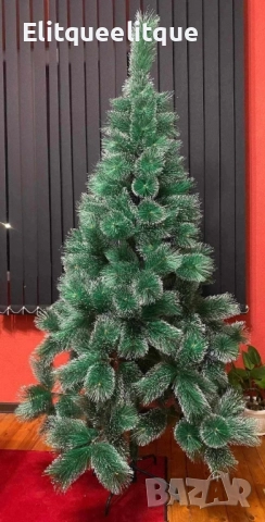 Коледна елха с бели заскрежени връхчета. С пластмасова стойка