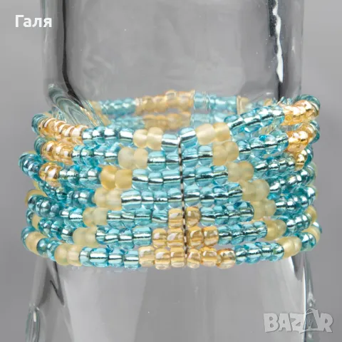 Многоредова гривна от стъклени мъниста на ластик, снимка 2 - Гривни - 48303842