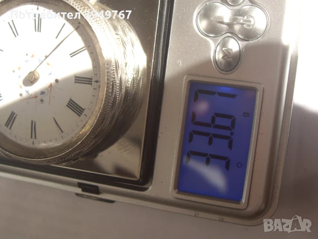 Стар сребърен джобен часовник.