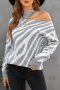 Дамски пуловер в сив цвят със зебра принт и голо рамо, снимка 3