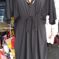 Черна рокля с черни пайети около деколтето - размер 2ХЛ/3ХЛ , снимка 1 - Рокли - 29496741