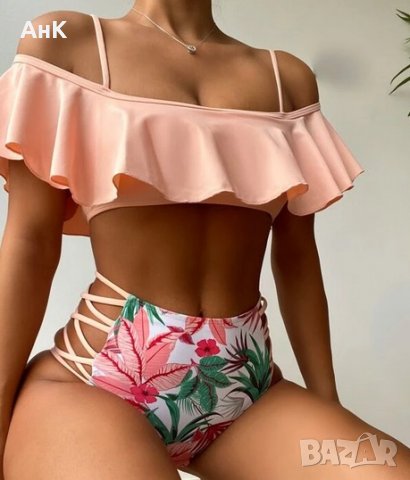 Прасковен цвят бански костюм, с падащи ръкави, и шарено долнище