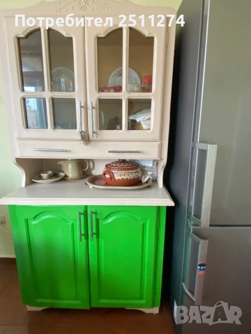 Дървен шкаф