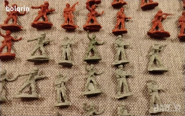 50 броя стари пластмасови фигурки играчки войници / 20 стотинки за един брой , снимка 5 - Колекции - 52914501