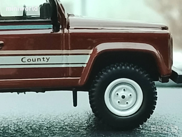 Land Rover Defender 110 - мащаб 1:64 на MiniGT моделът е нов в кутия, снимка 9 - Колекции - 53239036