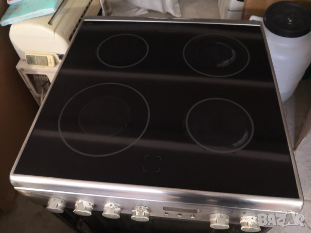 Готварска печка с керамични котлони на части.