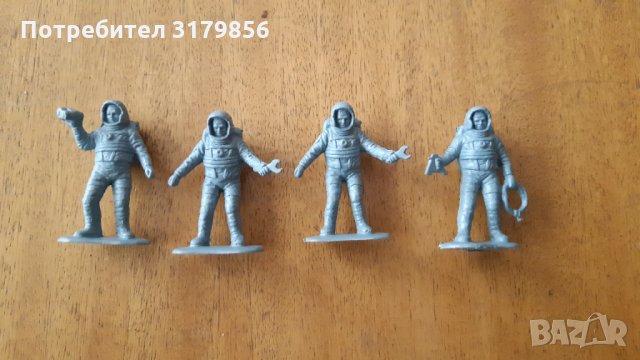 Малки космонавти + войник, снимка 2 - Фигурки - 35659693
