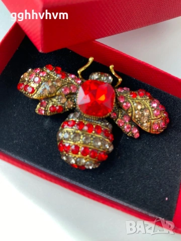 Брошка с кутия