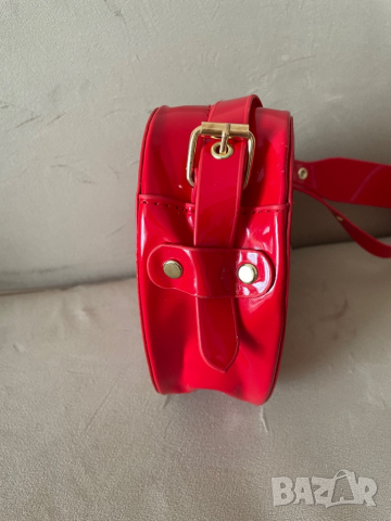 Лачена червена дамска чанта-сърце с дълга дръжка, снимка 2 - Чанти - 44776776