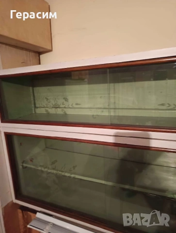 Подарявам масивен шкаф с надстройка за чаши със стъкло и огледало от соца