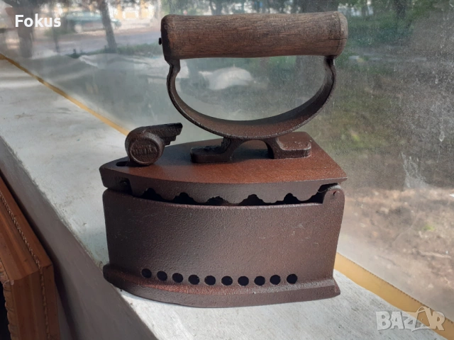 Стара ютия на жар