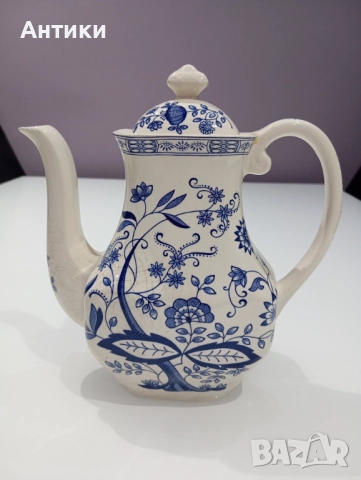 Стар порцеланов чайник маркиран 