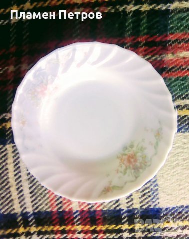 Продавам порцеланови чинии нови 6 броя 