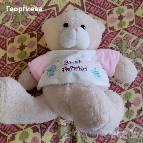 подарявам три плюшени играчки