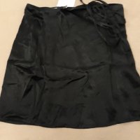 Черна къса секси пола сатен, чисто нова с нейно коланче, с цип, снимка 6 - Поли - 39217840