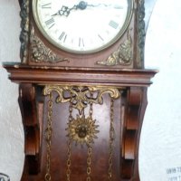 Часовник с дървен корпус и месингови орнаменти, снимка 1 - Антикварни и старинни предмети - 29869050