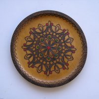 Дървена чиния с оцветена дърворезба 22,5см., снимка 1 - Други - 38488675