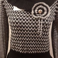 НОВА с Етикет ДАМСКА БЛУЗА черно и бяло с брошка - Размер М и L , снимка 1 - Блузи с дълъг ръкав и пуловери - 38180346