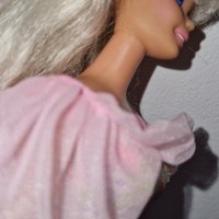 разкошна ретро кукла Барби със розова рокля с пеперуди и жезъл роза, снимка 17 - Кукли - 42758857
